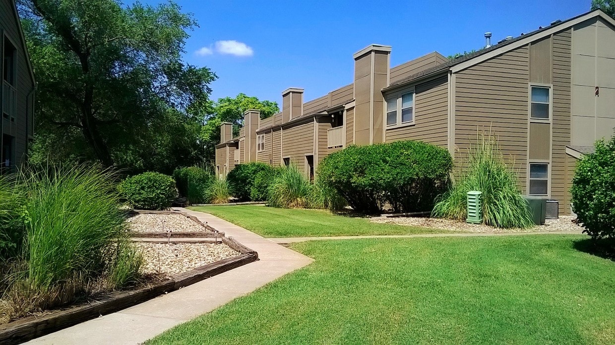 Primary Photo - MacArthurs Lake Apartments