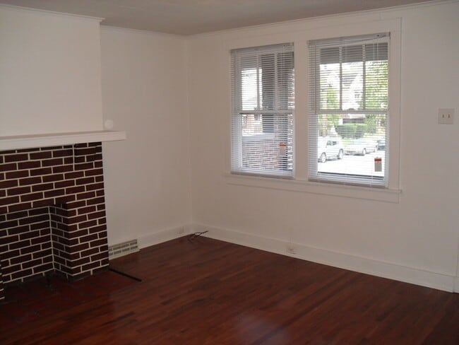 Building Photo - Available October 22, 2025, Lease will end...
