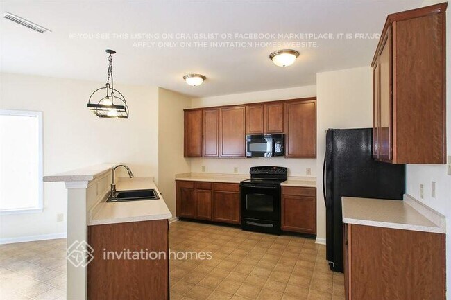 Foto del edificio - 329 Zander Woods Ct