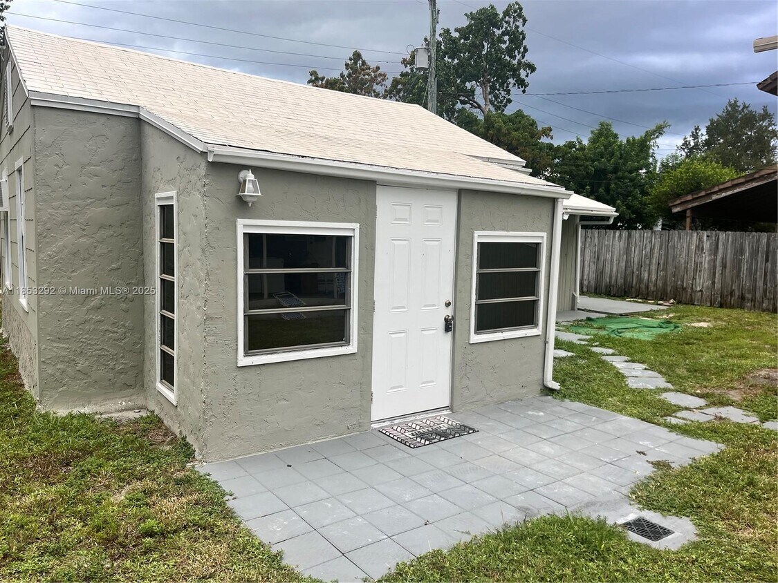 Primary Photo - 500 SW 10th St