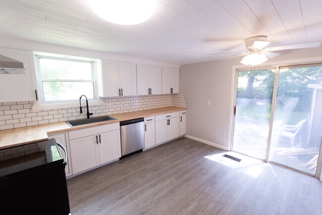 Building Photo - 388 Independence Ct