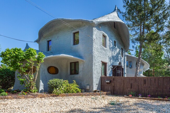 Live in the famous Mushroom House! - 4949 Allan Rd