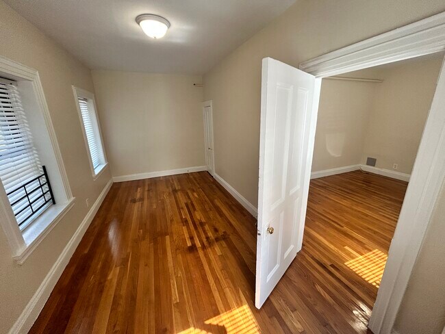 Building Photo - 1470 Beacon St