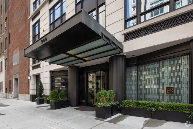 Building Photo - 200 E 79th St