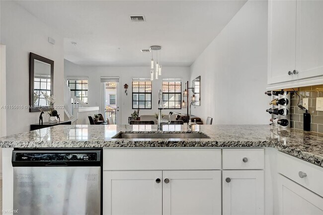 Building Photo - 3 br, 3.5 bath Townhome - 11640 SW 13th Ct