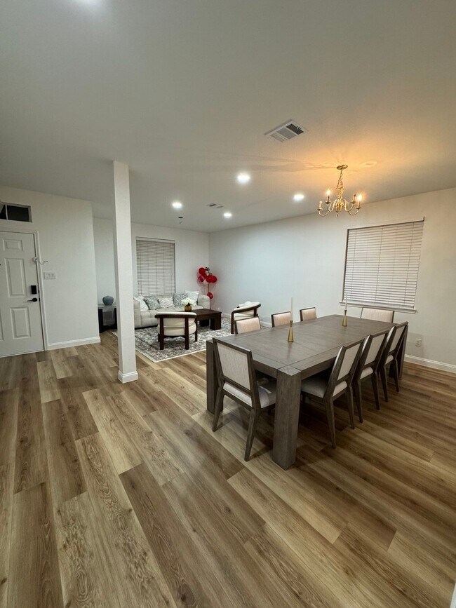 Building Photo - 3136 Deleon Dr