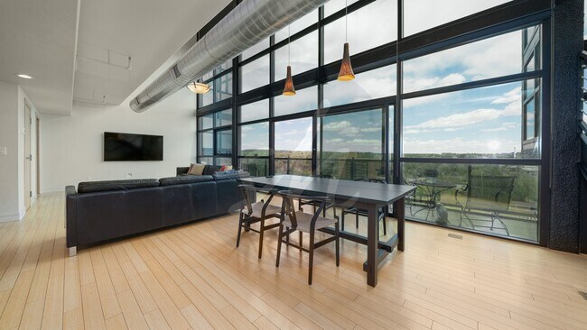 Foto del edificio - Citywalk Penthouse in Downtown Colorado Springs