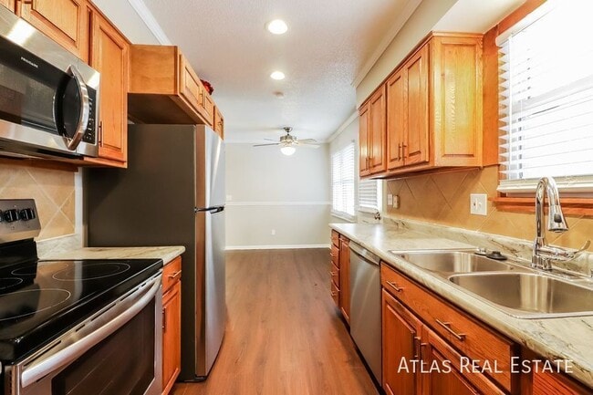 Building Photo - 602 NE Darwin St