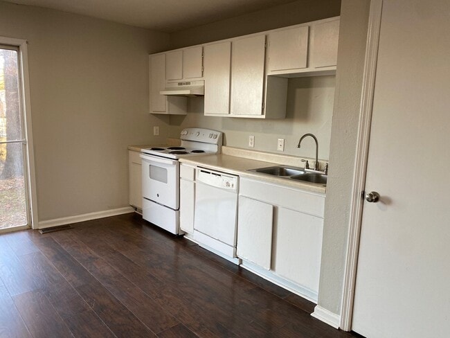 Foto del edificio - 251 Tinker Hill Cv