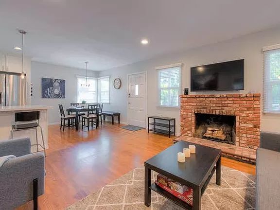 Building Photo - Gracious Abode