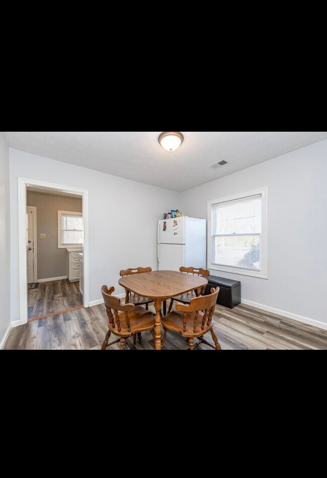 Building Photo - 204 Norwood Dr