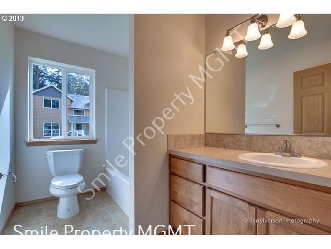 Foto del edificio - Great location with Huge yard