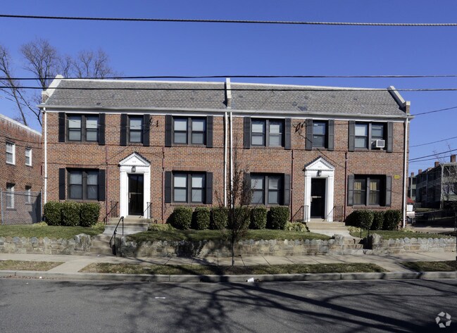 Building Photo - 2512-2514 N St SE