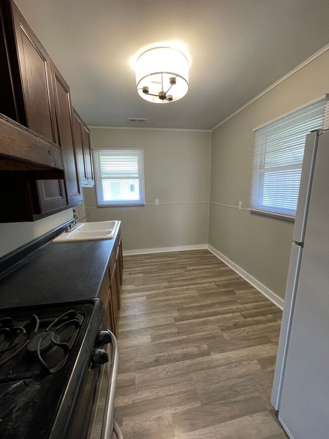 Building Photo - 3 Bedroom Home with Backyard and Garage!