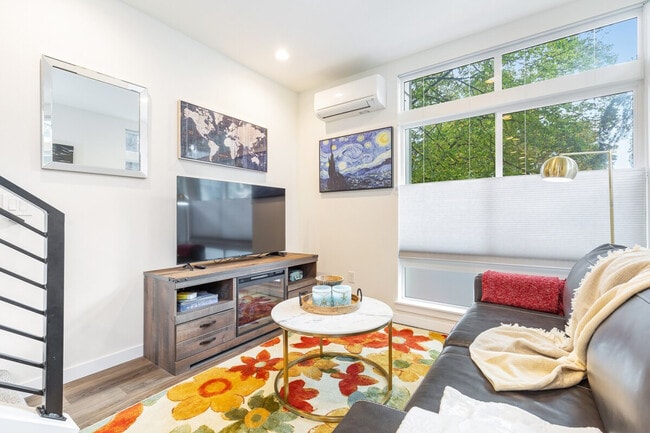 Building Photo - 9413 Roosevelt Way NE