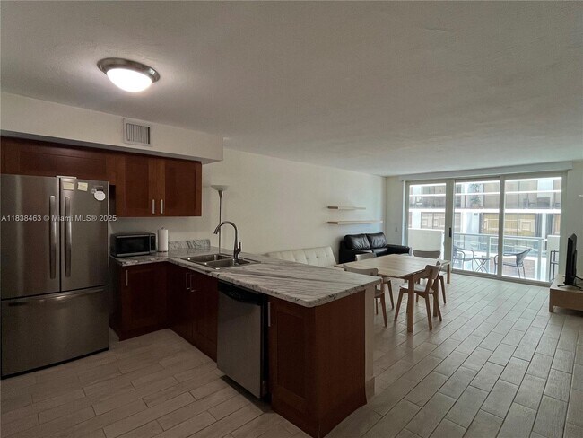 Foto del edificio - 9499 Collins Ave