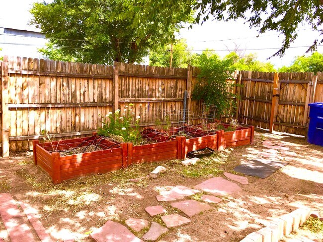 Foto del edificio - 502 Los Arboles Ave NW