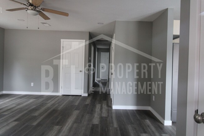 Building Photo - Beautiful 3 Bedroom / 2 Bath House