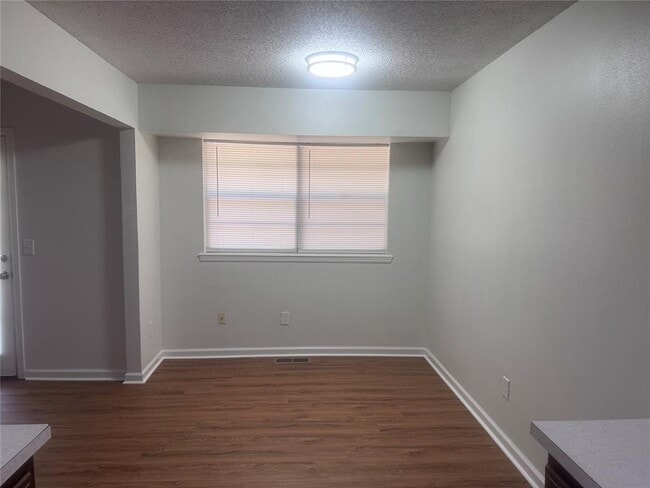 Building Photo - 425 Meadow Lake Dr
