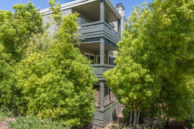 Building Photo - Farm Hill Vista 3bd/ 2bth Corner Unit w/ O...