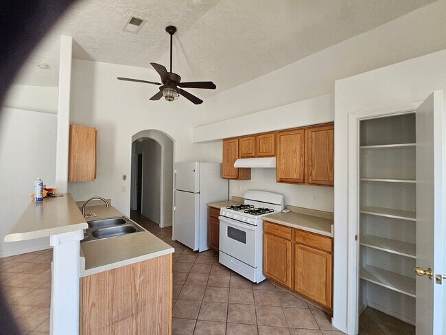 Foto del edificio - Clean THREE Bedroom Home For Rent