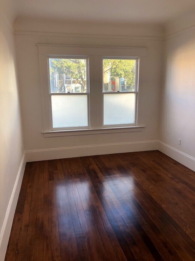 Foto del edificio - Remodeled Designer 1 Bedroom*Hardwood*Stai...