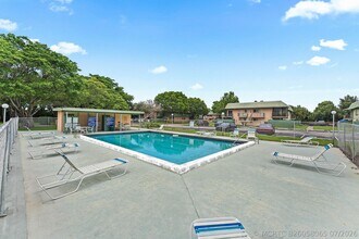 Building Photo - 1866 Fairview Villas Dr