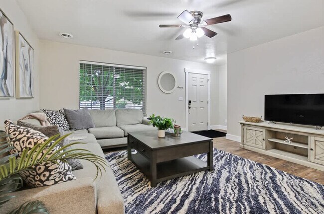 Foto del edificio - 3462 N Lancer Ave