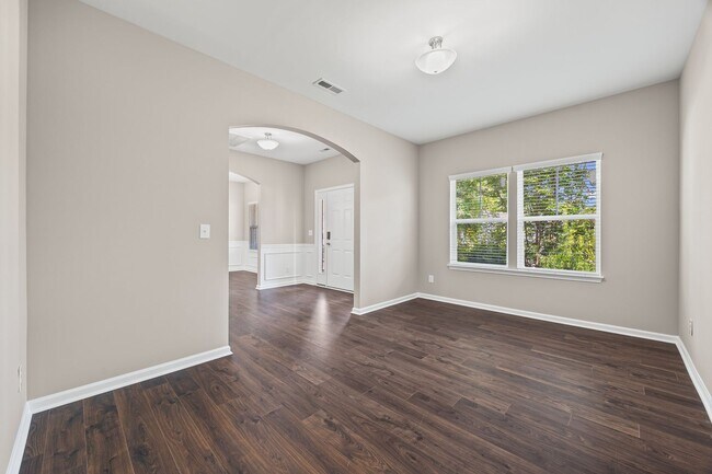Foto del edificio - Spectacular 5 Bedrm, 3.5 Bath in the gated...