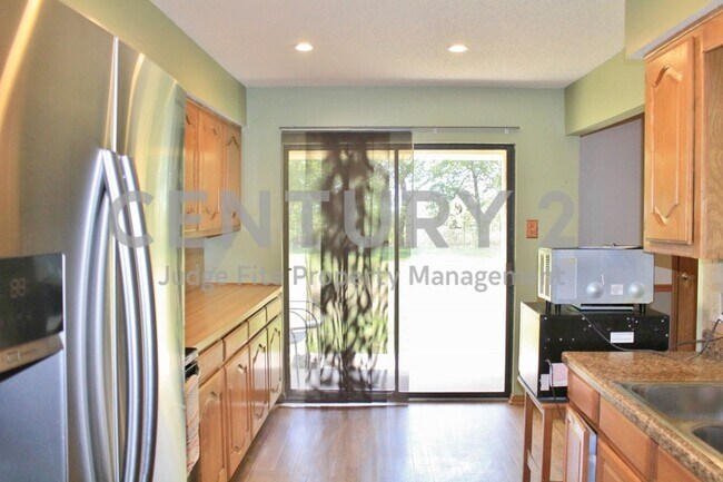 Foto del edificio - Well Maintained 3/2/2 Nestled on Large Lot...