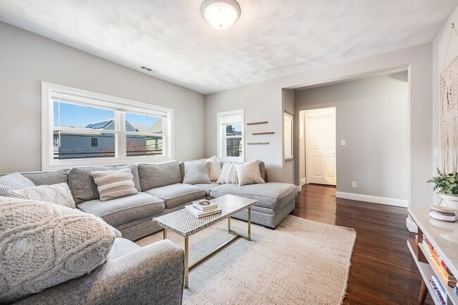 Building Photo - 64 Parker St