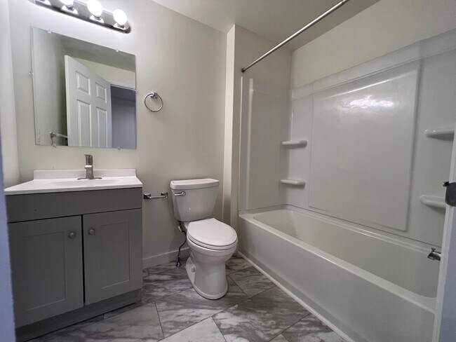 Building Photo - 5BR 3bath with office house and parking no...