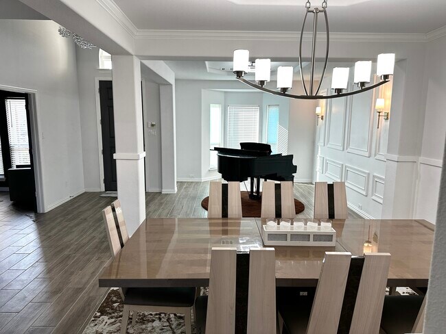 Building Photo - 5813 Oakmere Ln