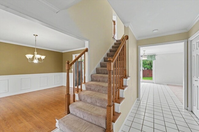 Building Photo - 6 Bedroom home with Fenced Yard - Available 07/01/2026