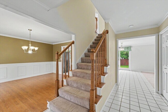Foto del edificio - 6 Bedroom home with Fenced Yard - Available 07/01/2026