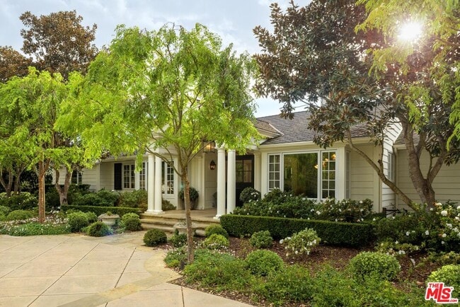 Building Photo - 2760 Sycamore Canyon Rd