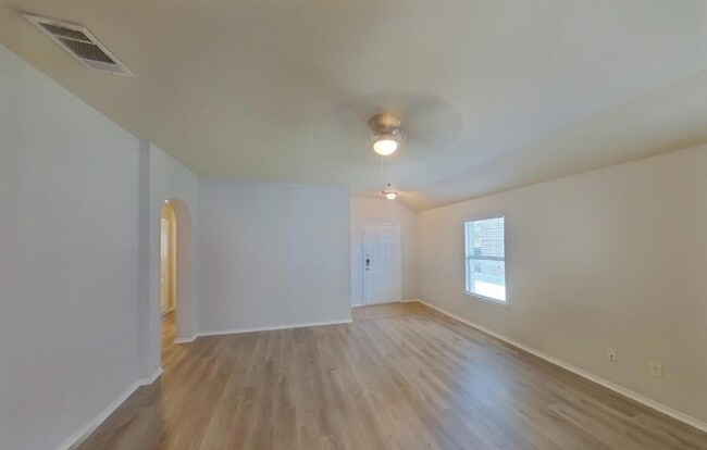 Building Photo - Move in ready