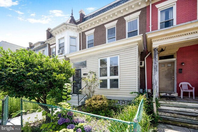 Foto del edificio - 742 Newton Pl NW