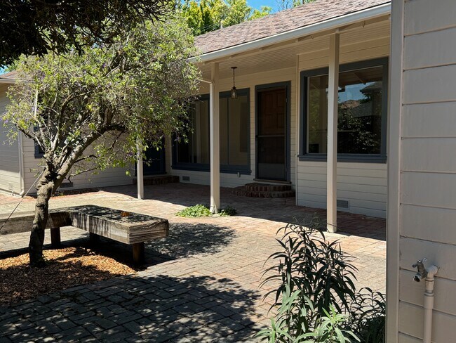 Building Photo - 1033 Oregon Ave