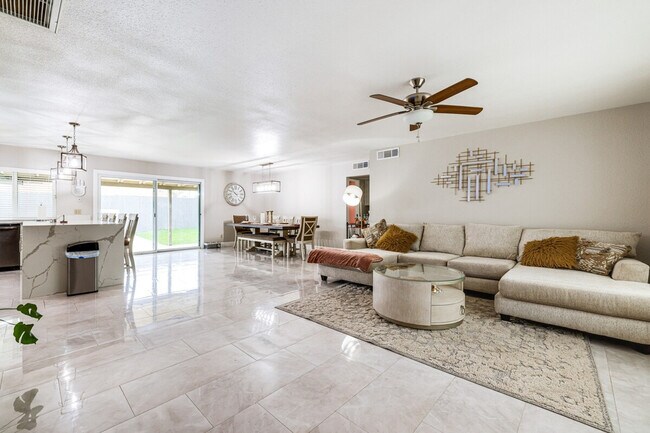 Foto del edificio - 903 W Harvard Dr