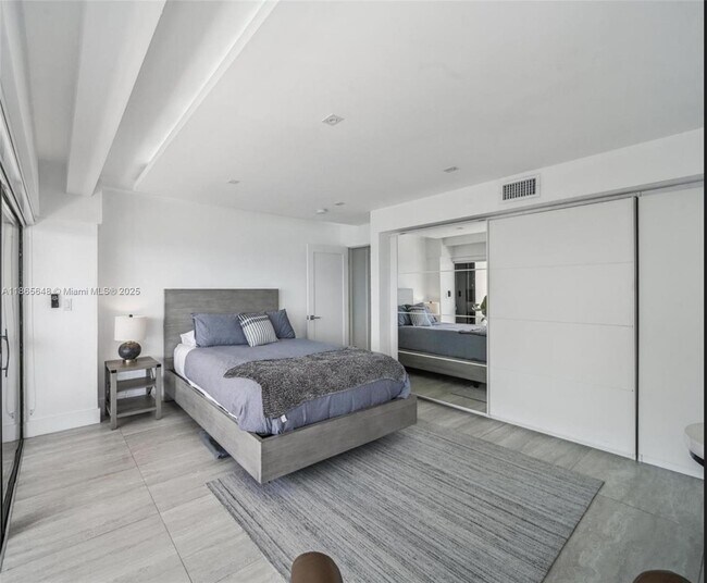 Foto del edificio - 1800 NE 114th St