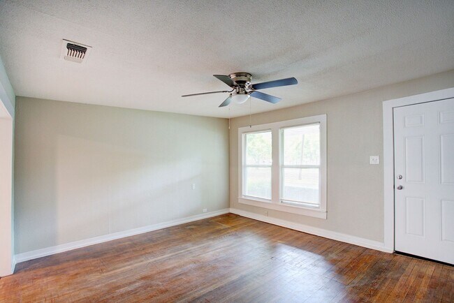 Foto del edificio - Coming Soon! Pet-Friendly 3BR Home with Large Backyard – Cleburne