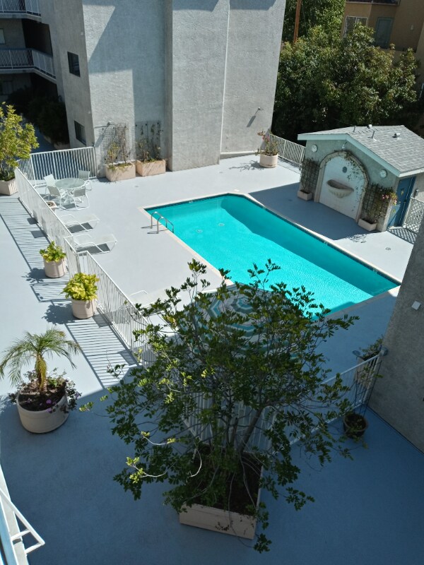 Foto del edificio - 12840 Moorpark St