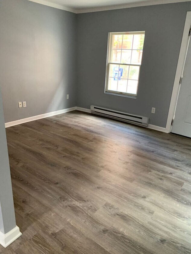 Building Photo - Updated 2 bedroom single family house on q...
