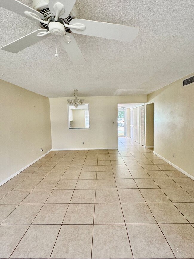 Foto del edificio - Charming 2 bed/ 2 bath in Royal Palm Villas