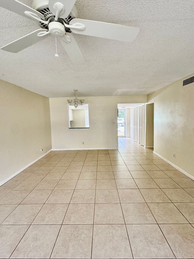 Building Photo - Charming 2 bed/ 2 bath in Royal Palm Villas
