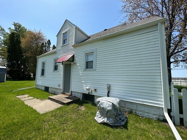 Foto del edificio - Charming Cape Cod Near Airport with Modern...