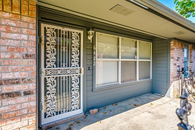 Foto del edificio - Cute 3 Bedroom 2 Bath 2 Car Garage One Sid...