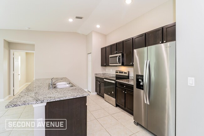 Foto del edificio - 3230 Bowline Ave