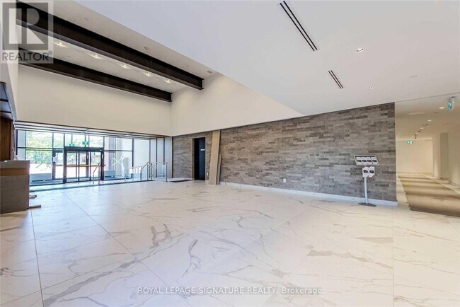 Photo du bâtiment - 2300 St Clair Ave W